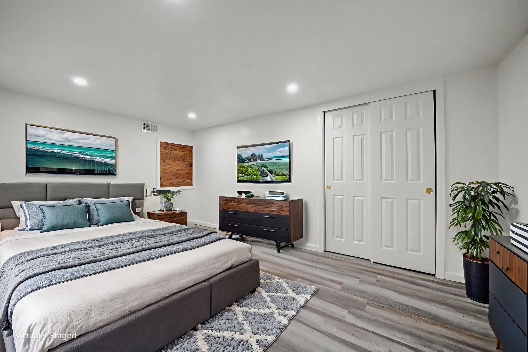 DSC04137 virtually staged.jpeg