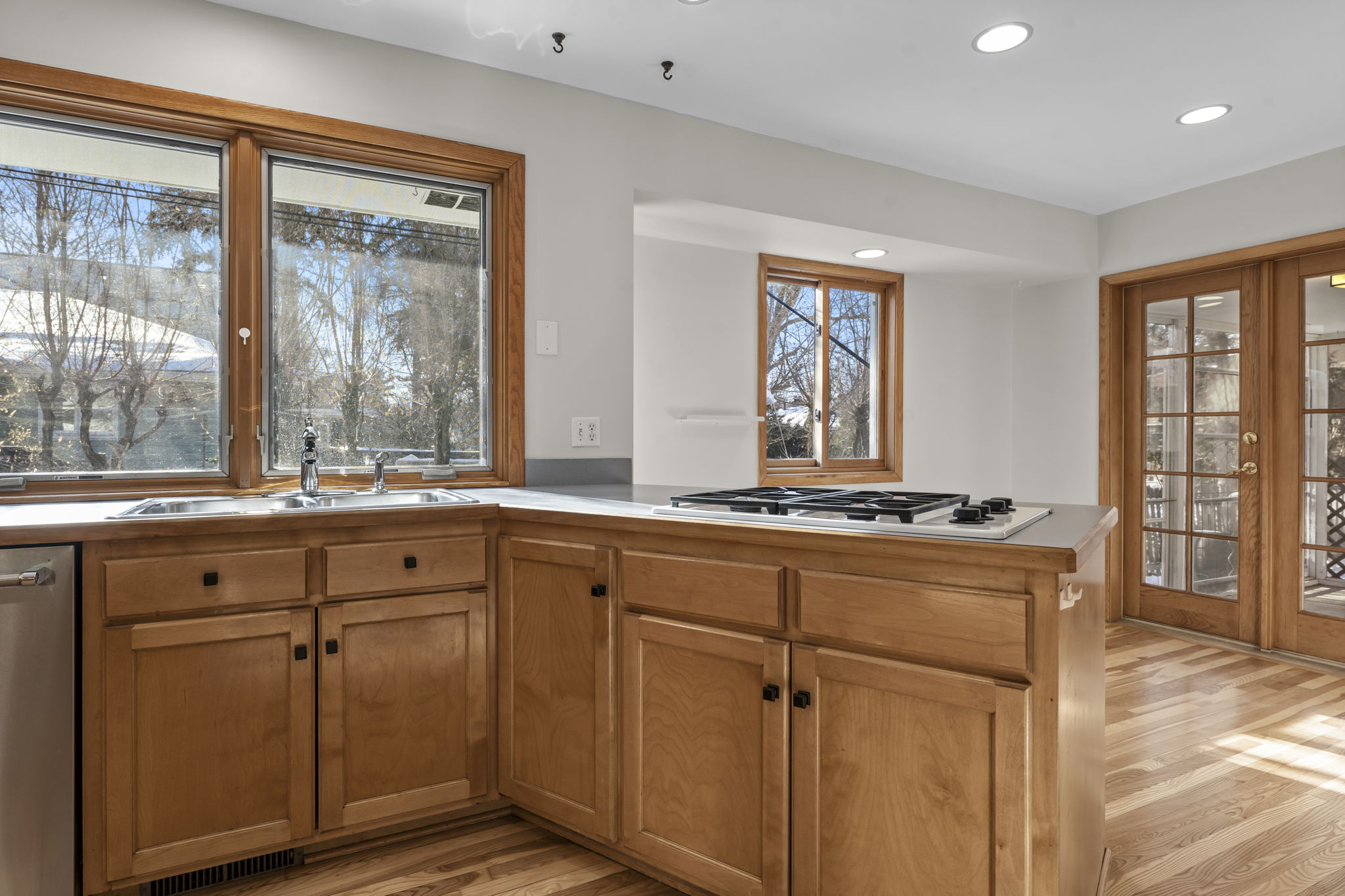 Downdraft exhaust cooking range