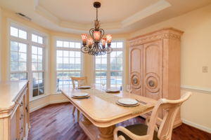 Separate formal dining room