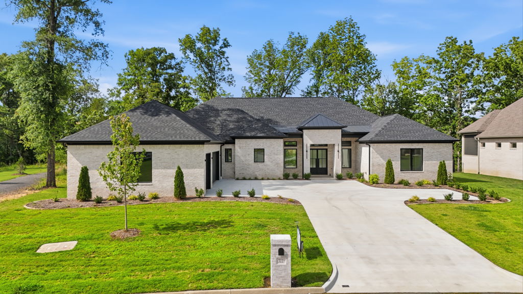 Residential real estate media in Maumelle, Arkansas by Avery & Bryant