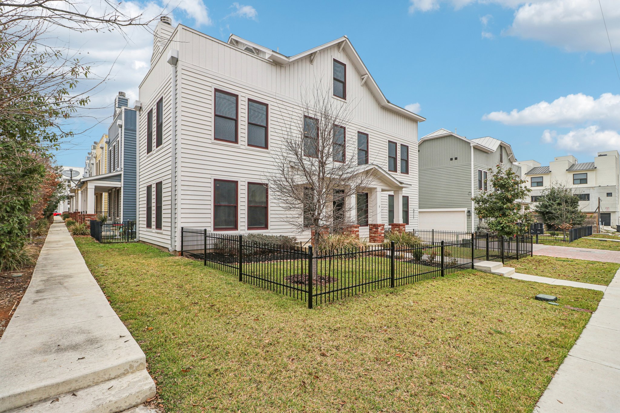 E Evergreen St-S1902-005.jpg