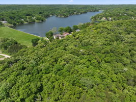 It is also just a 5 minute walk to the lake/dam!  Right across the road.