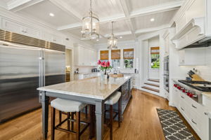 Center Island with Seating / SubZero & Wolf Appliances