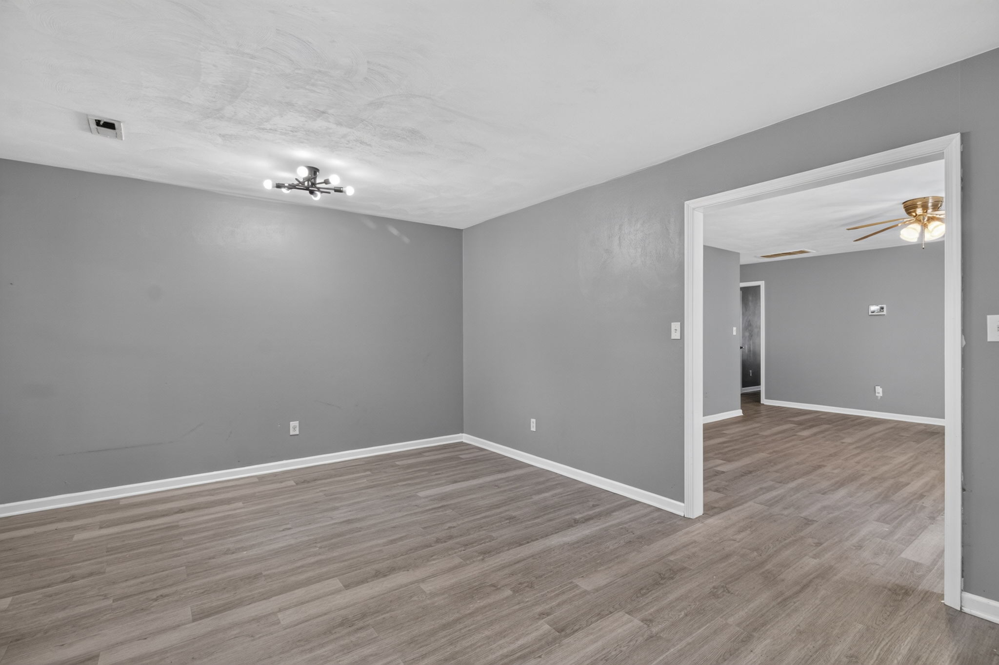 spacious eat in area of kitchen