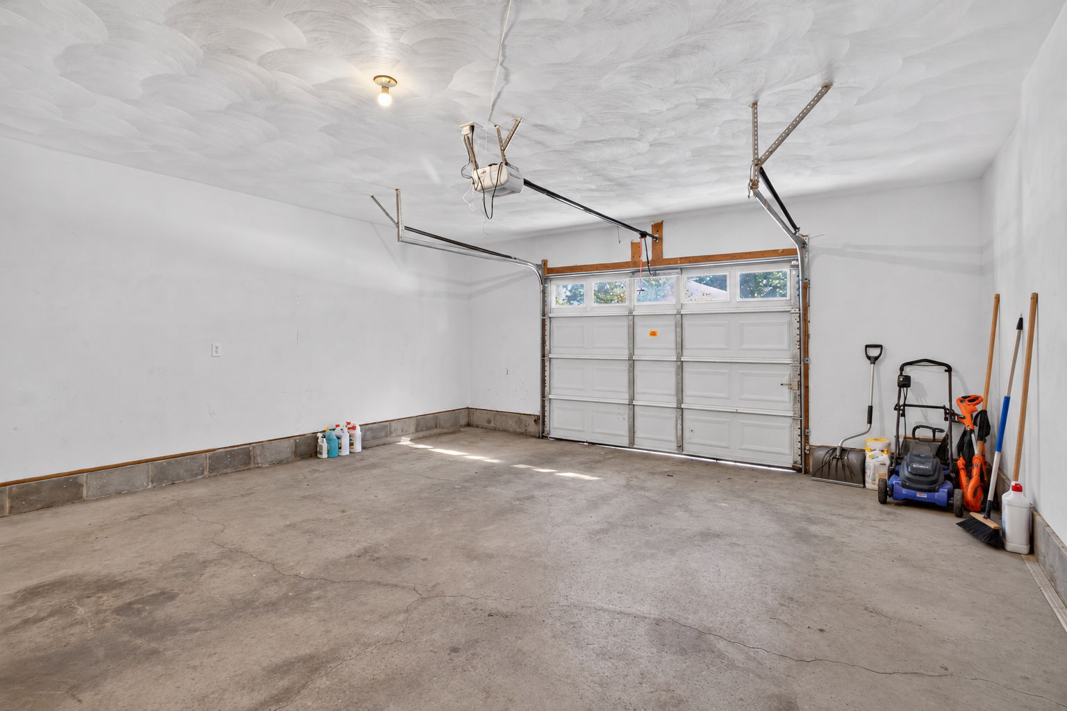 Roomy garage-