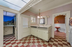 Kitchen Eat-In 2