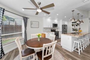 Kitchen Eat-in Area3