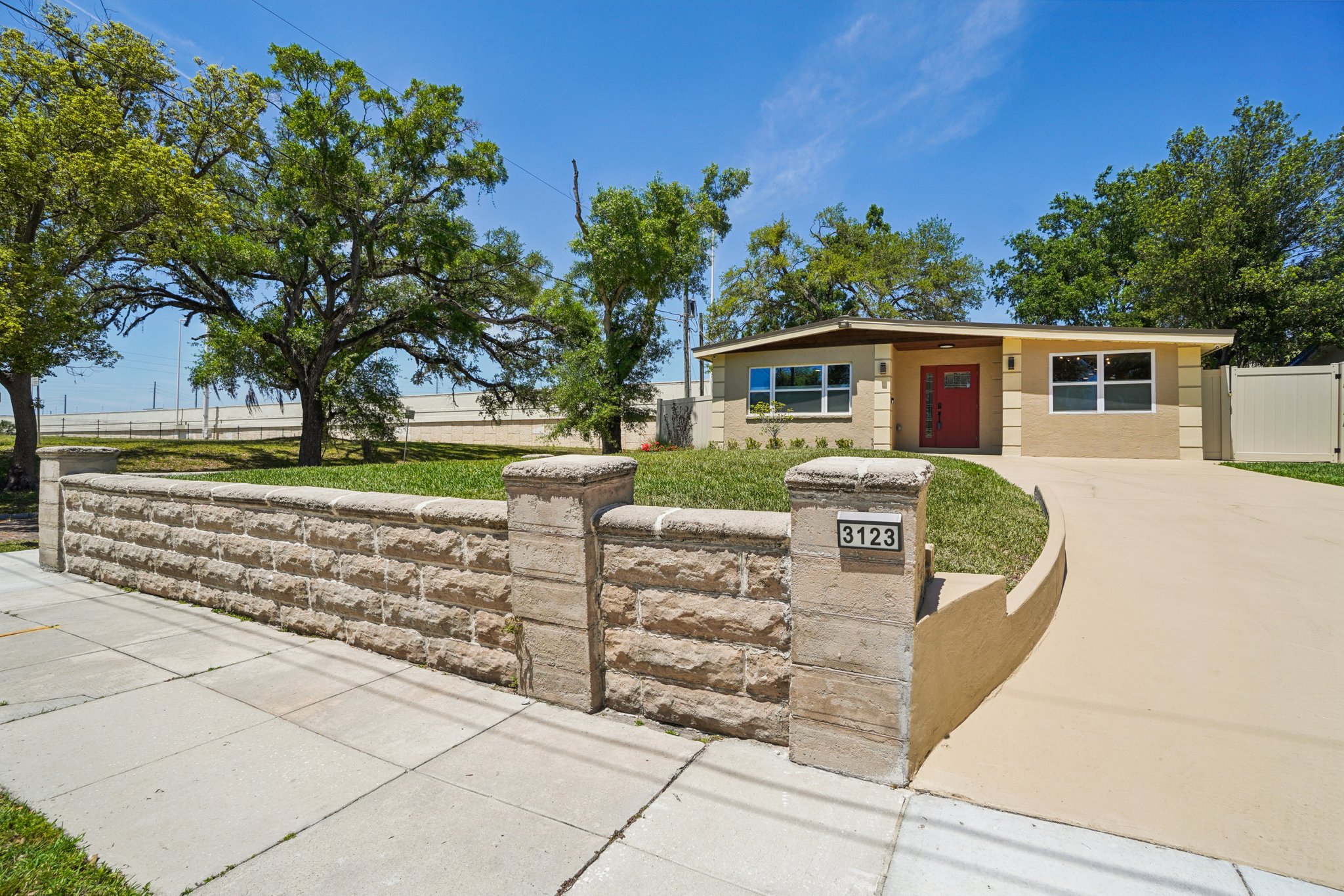 W La Salle St-S1704-002.jpg
