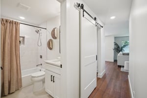 W La Salle St-S1704-034.jpg
