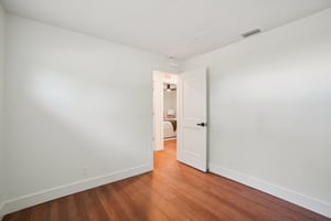 W La Salle St-S1704-036.jpg