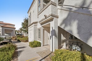 N Buffalo Dr 1133-001.jpg