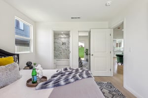 W 60th St-2104-030.jpg