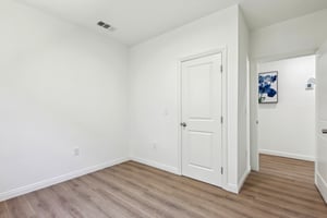 W 60th St-2104-036.jpg