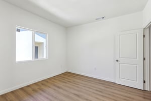 W 60th St-2104-039.jpg