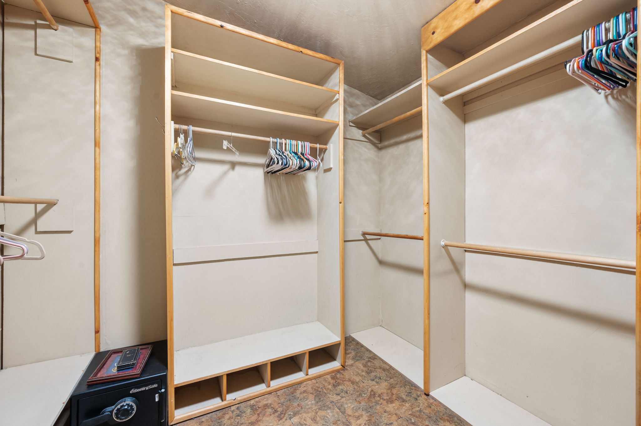 Primary Closet (2)