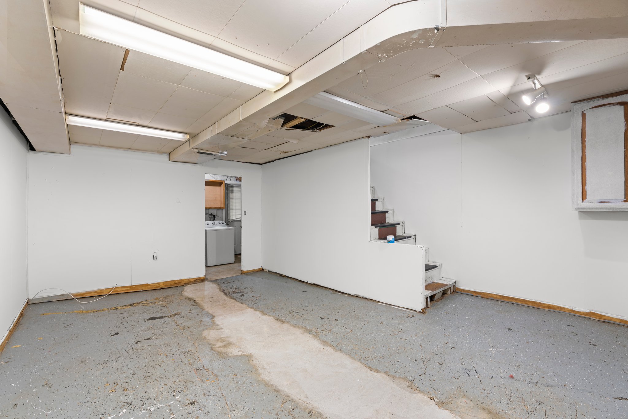 32. Family room.JPG