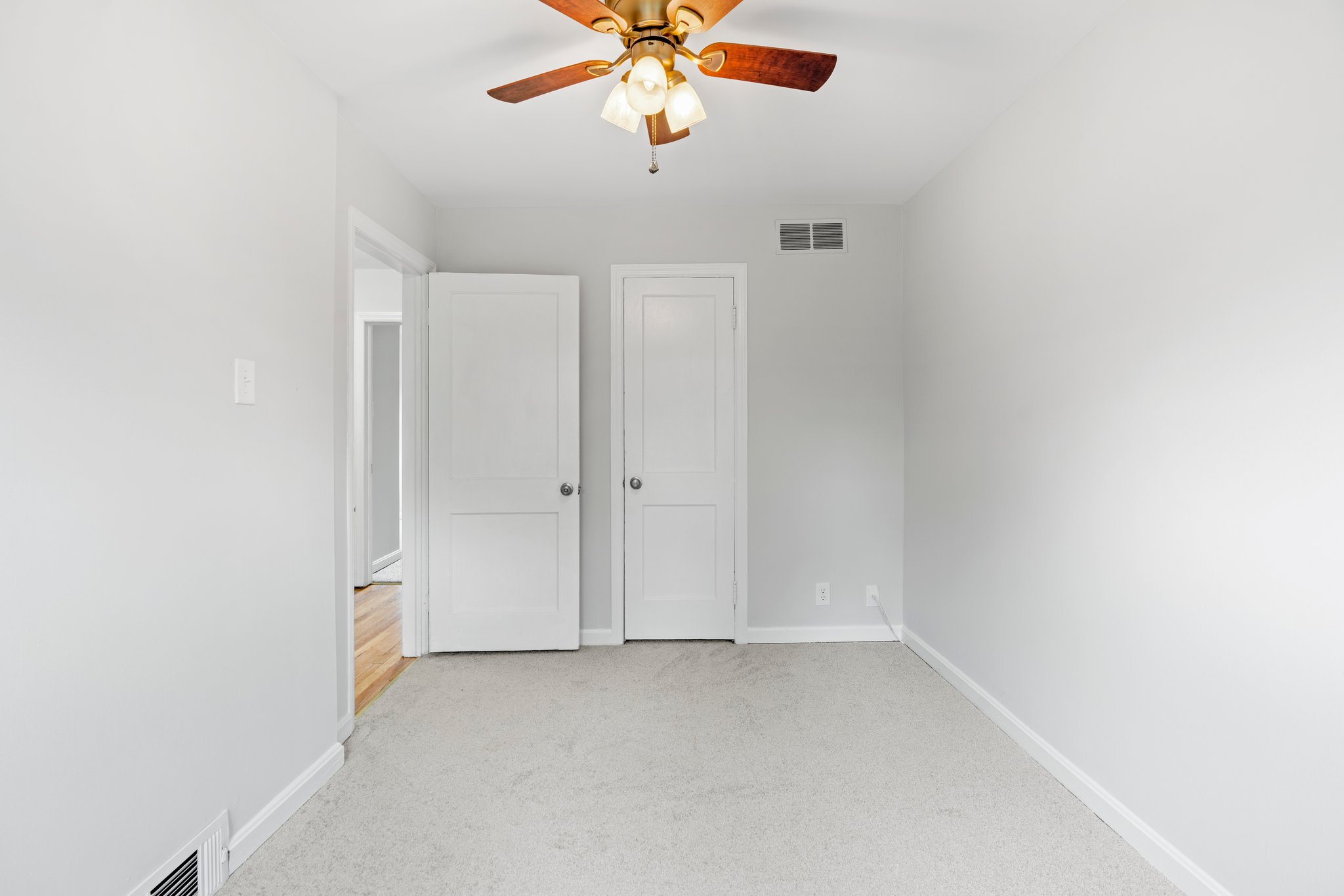 27. Upper bedroom.JPG