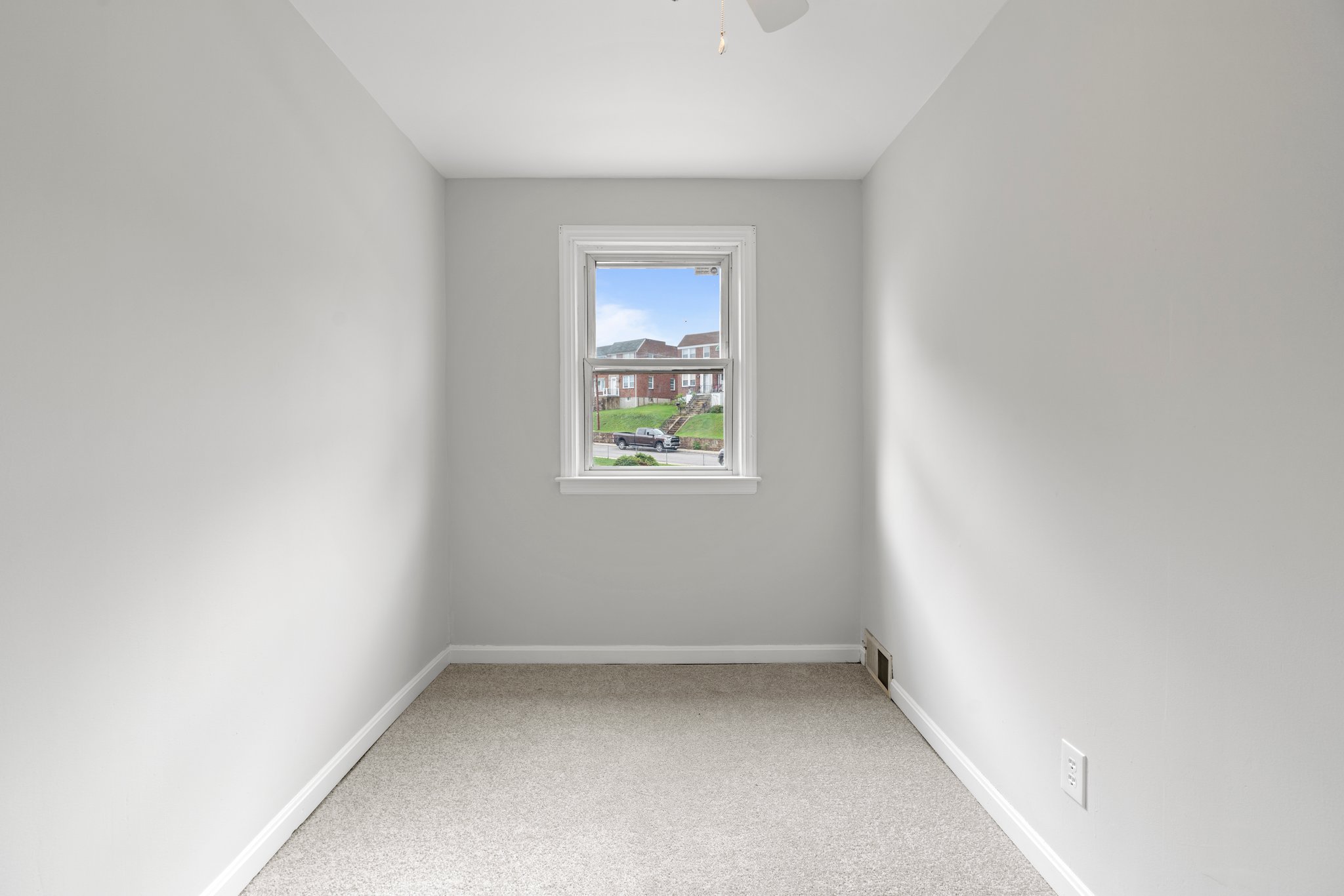 18. Upper bedroom.JPG