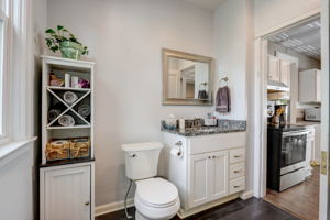 N Oakwood Ave-022
