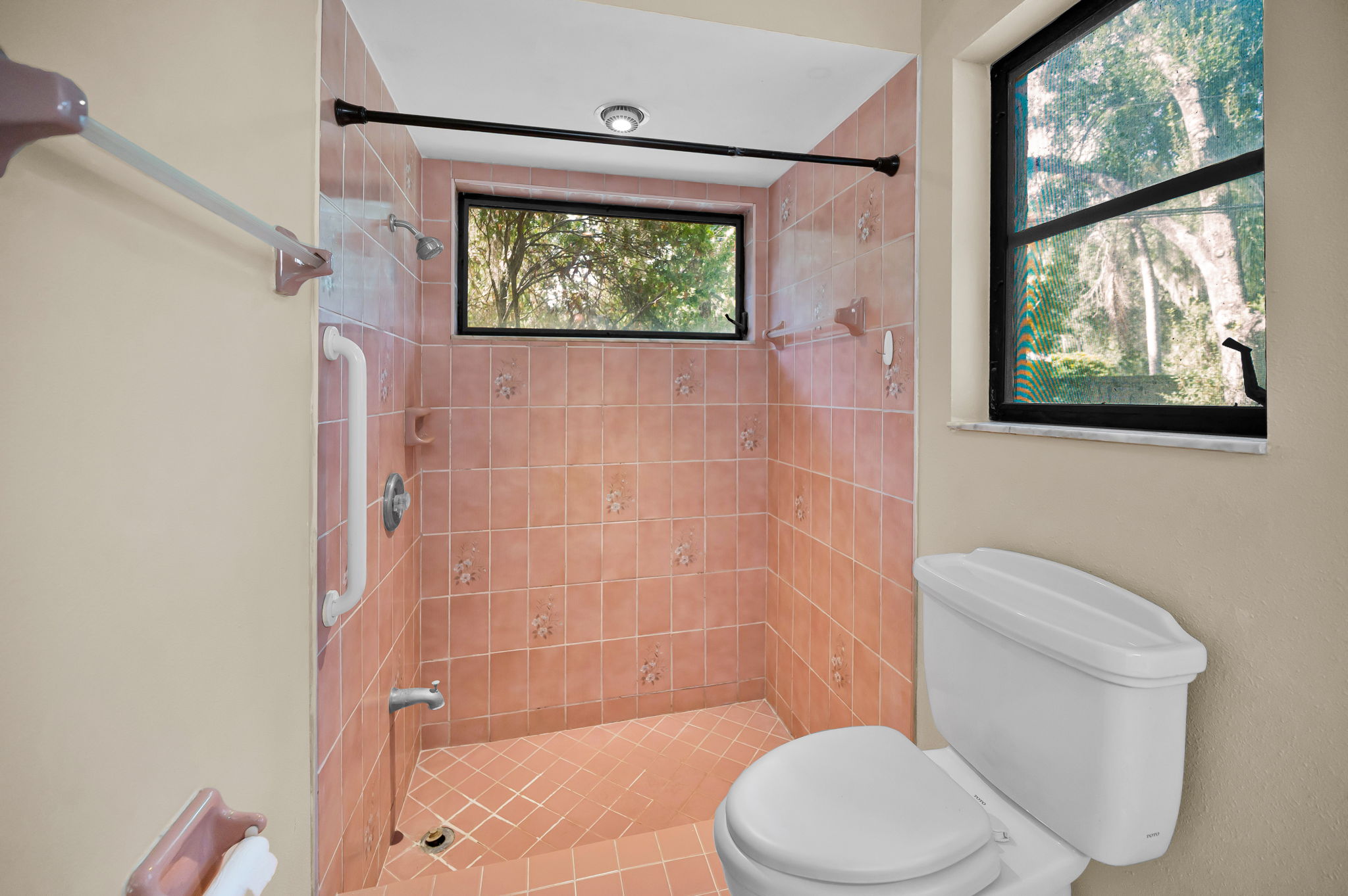 Primary Bathroom1c
