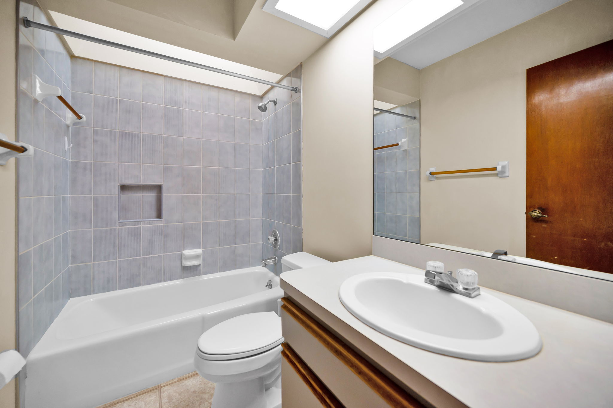 Upper Level Bathroom2