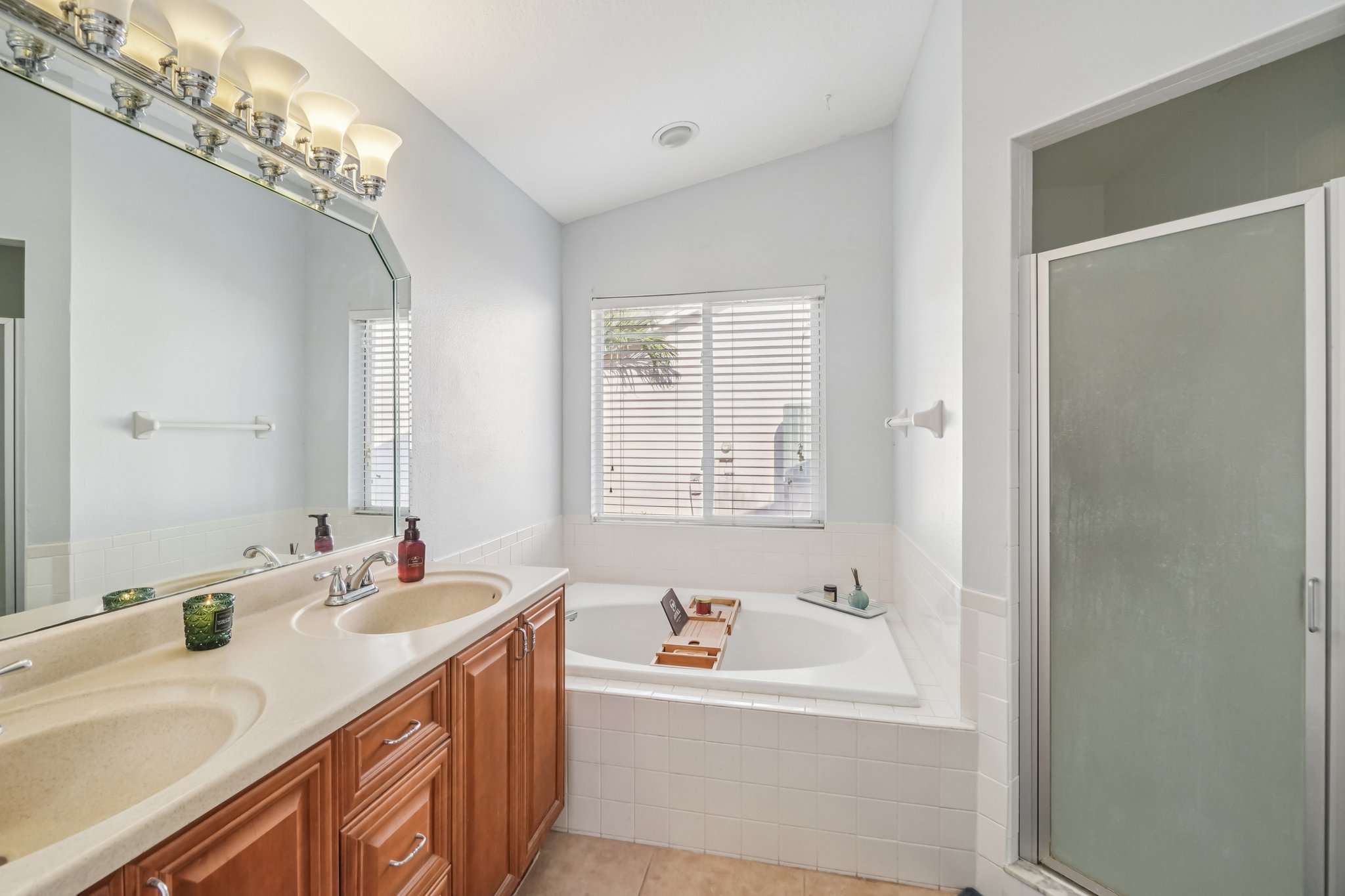 Shoreline Dr-S0512-033.jpg