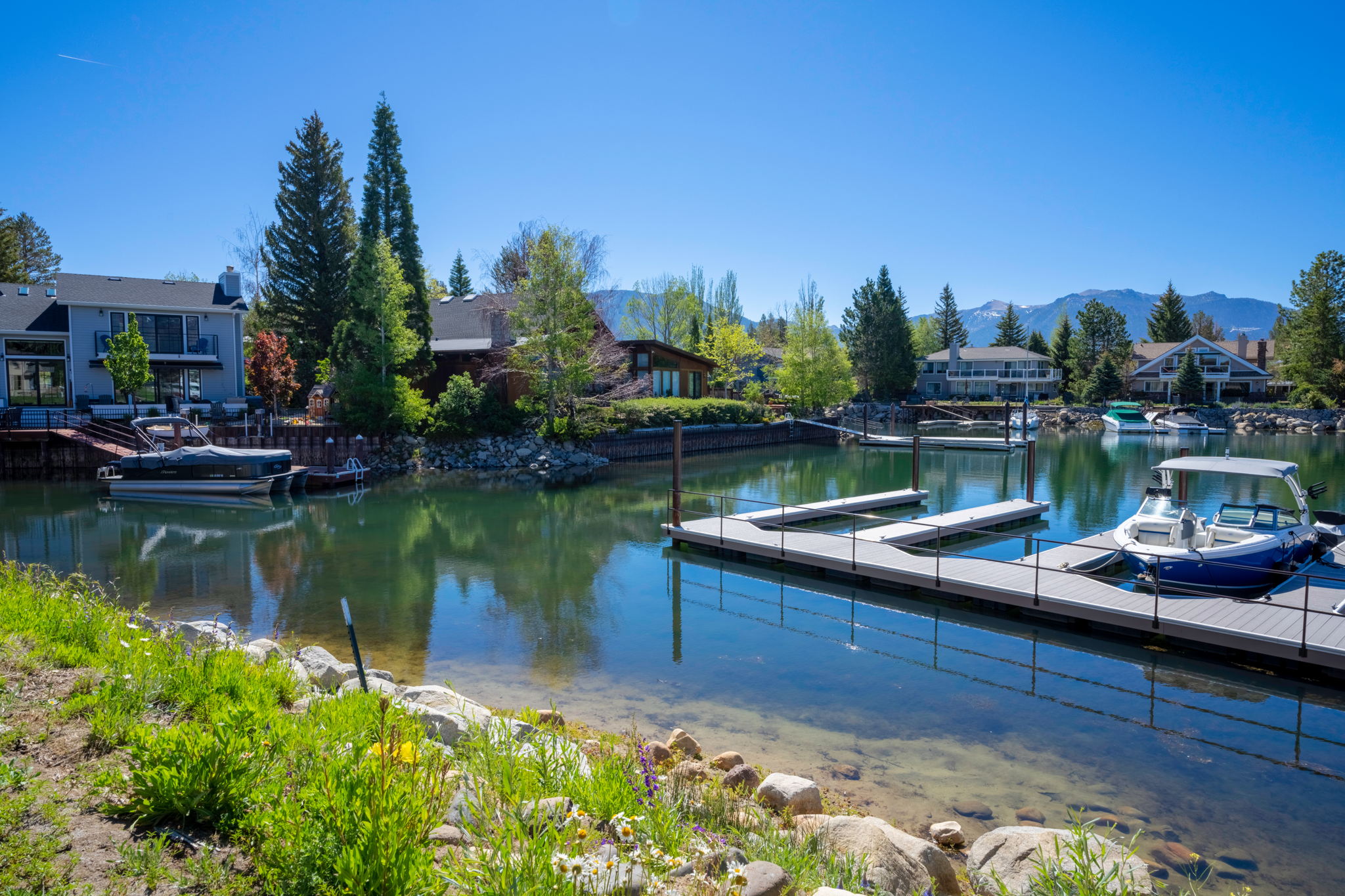 314 Beach Dr, South Lake Tahoe, CA 96150, USA Photo 2