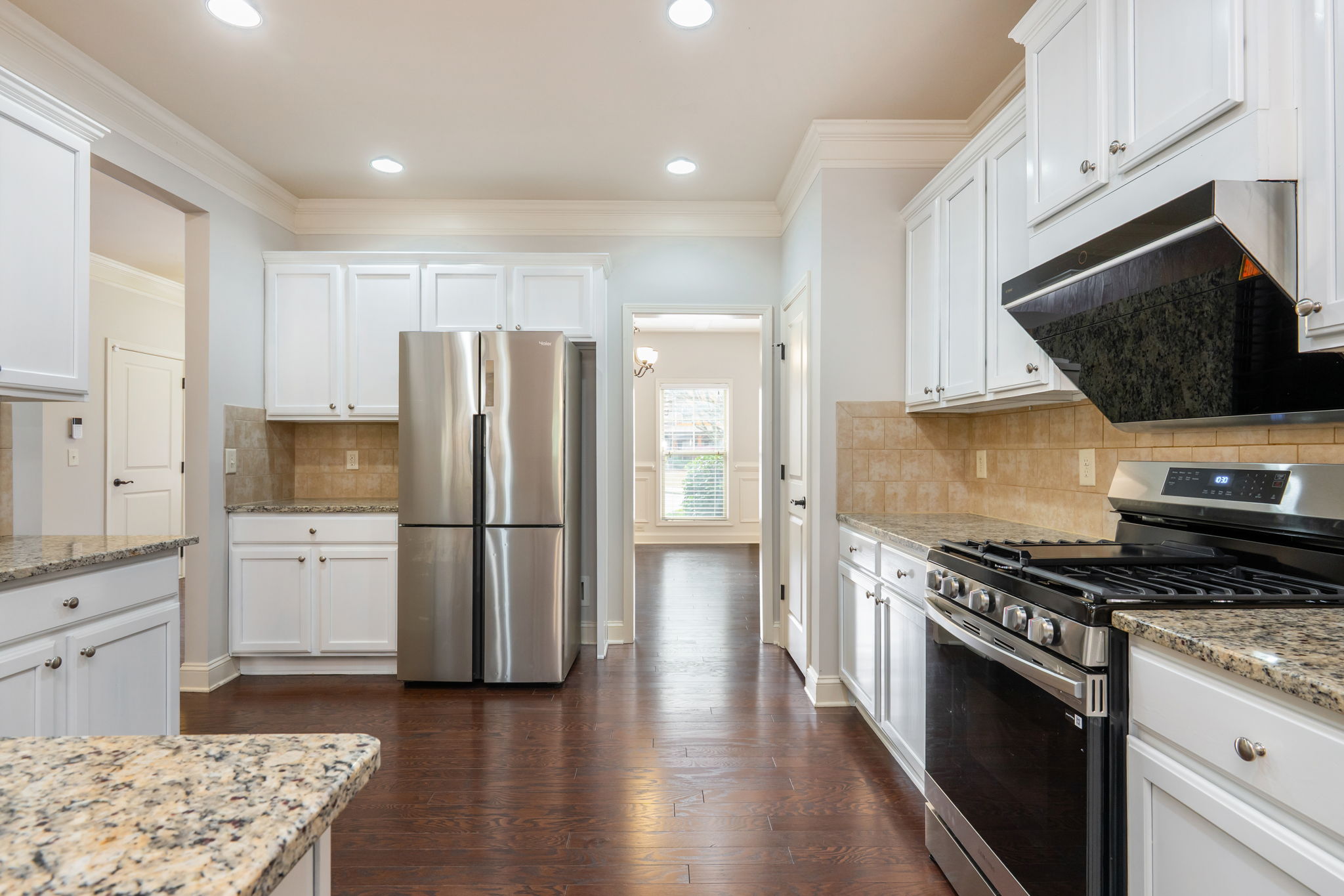 Kitchen w Granite Countertops