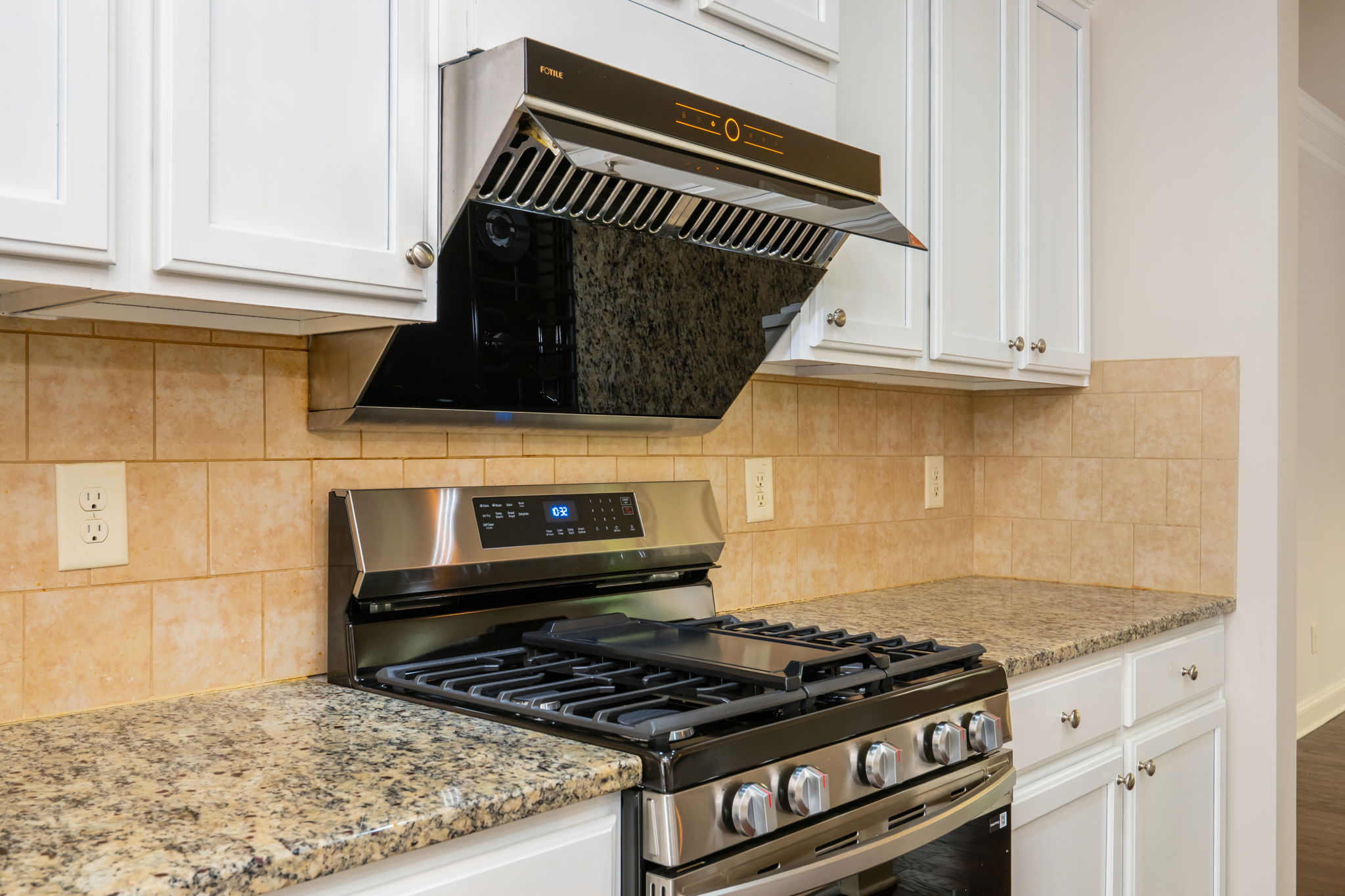 5-Burner Gas Range w Vented Hood