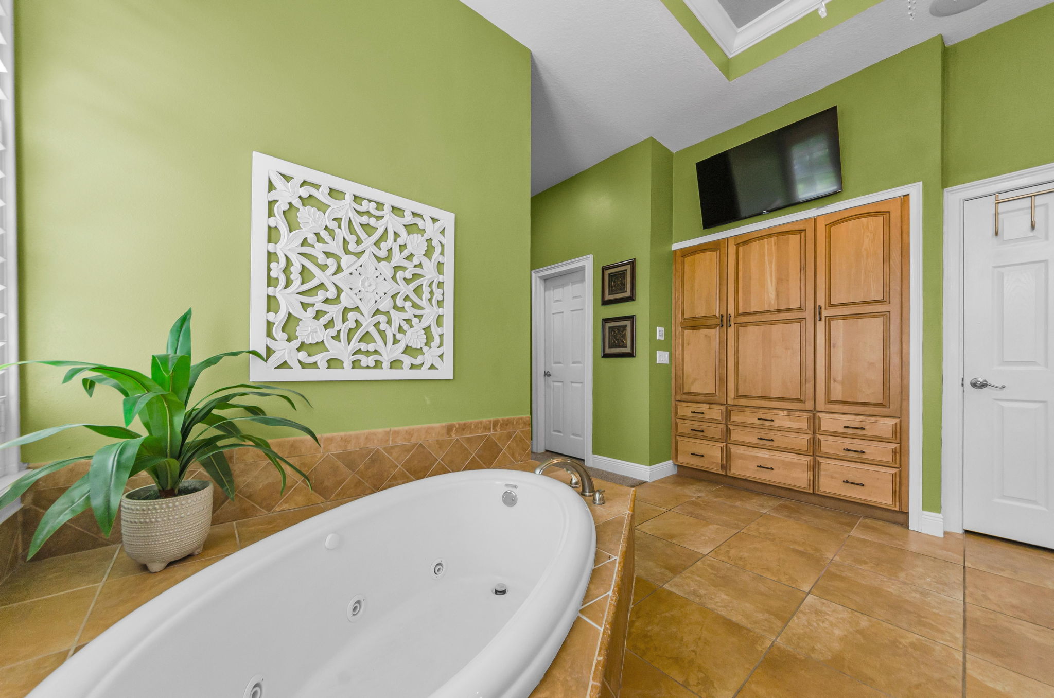 Lower Level Primary Bathroom 1c