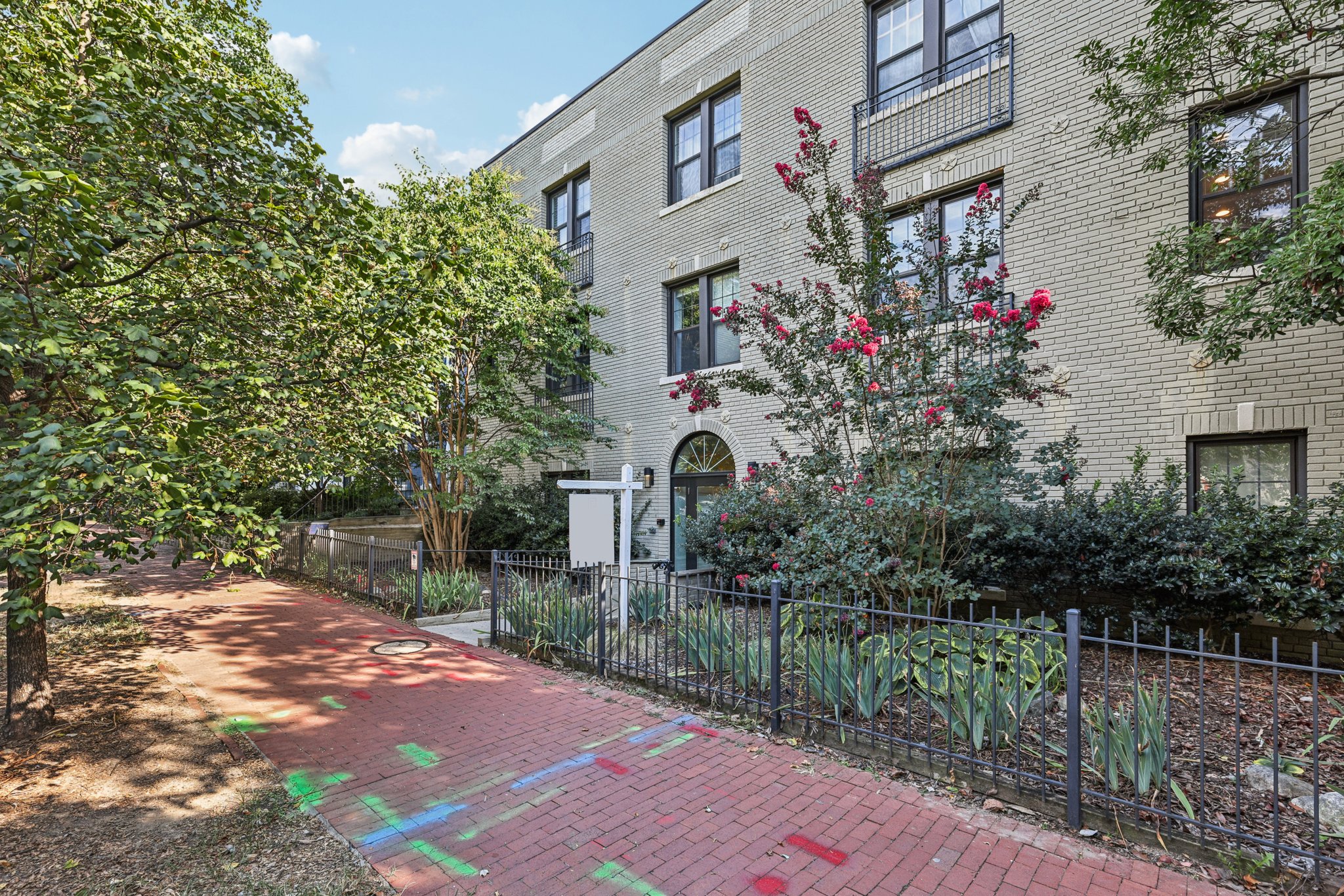 G St NE 304-S2608-002.jpg
