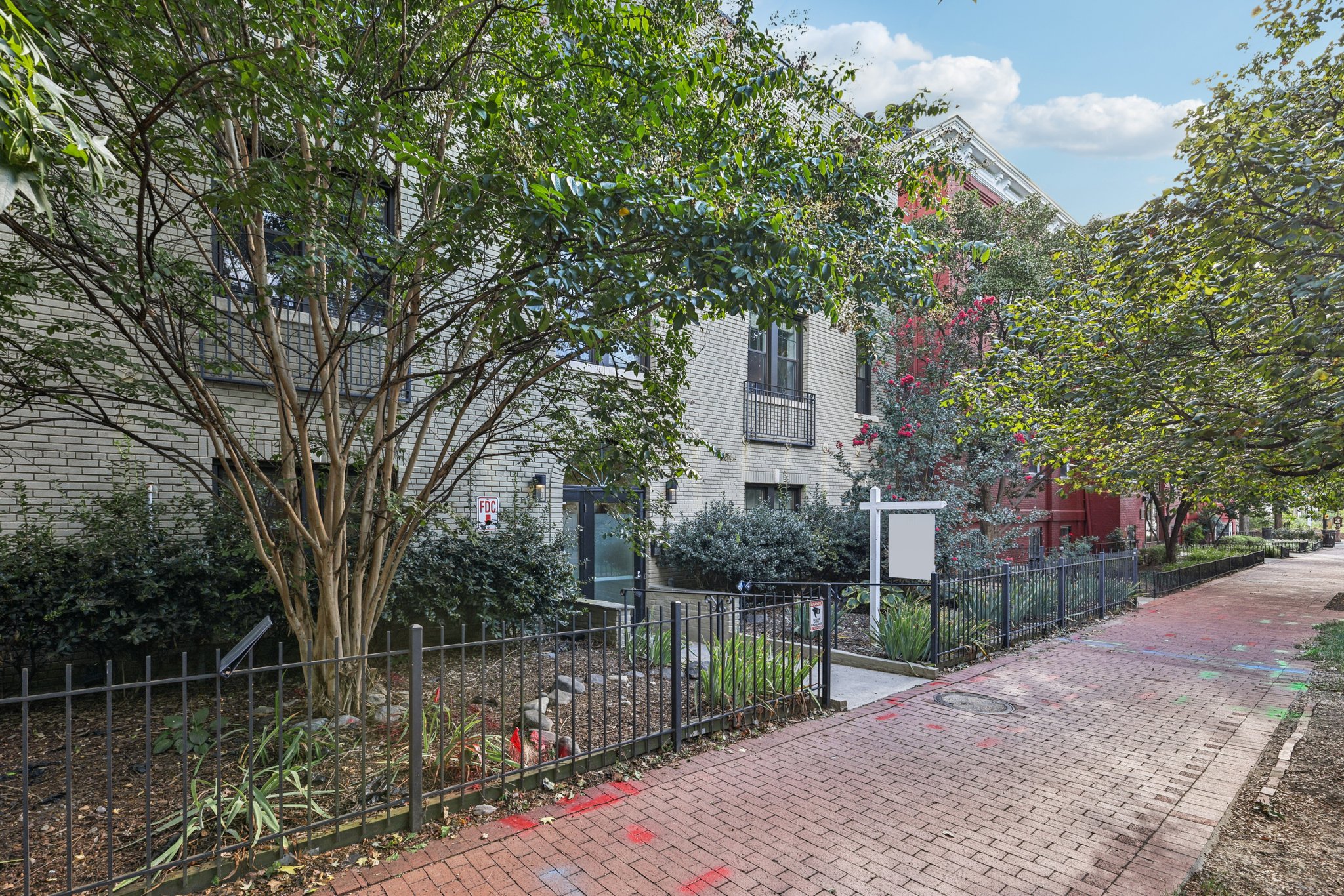 G St NE 304-S2608-003.jpg