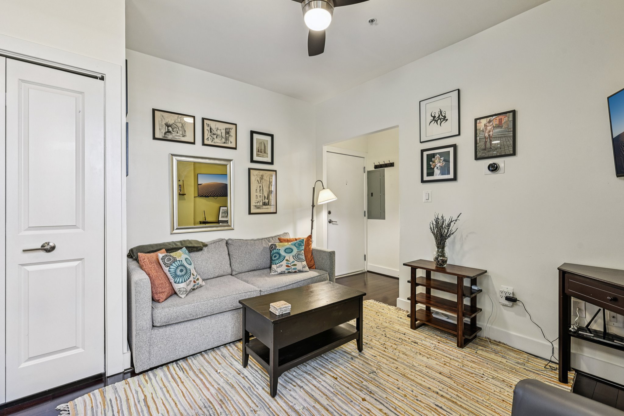 G St NE 304-S2608-006.jpg