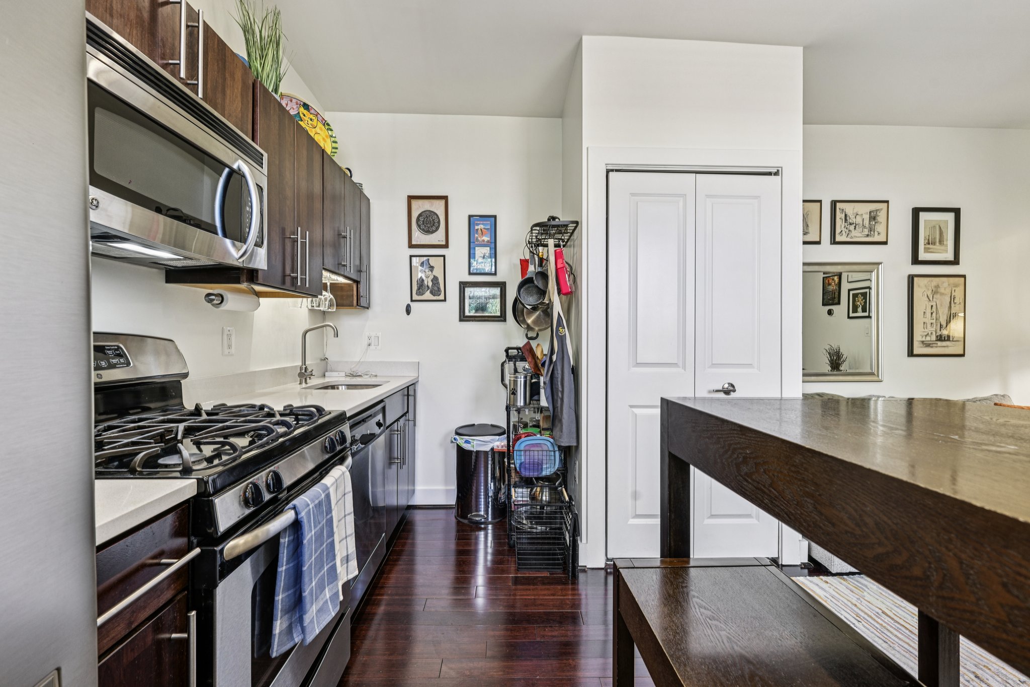 G St NE 304-S2608-012.jpg