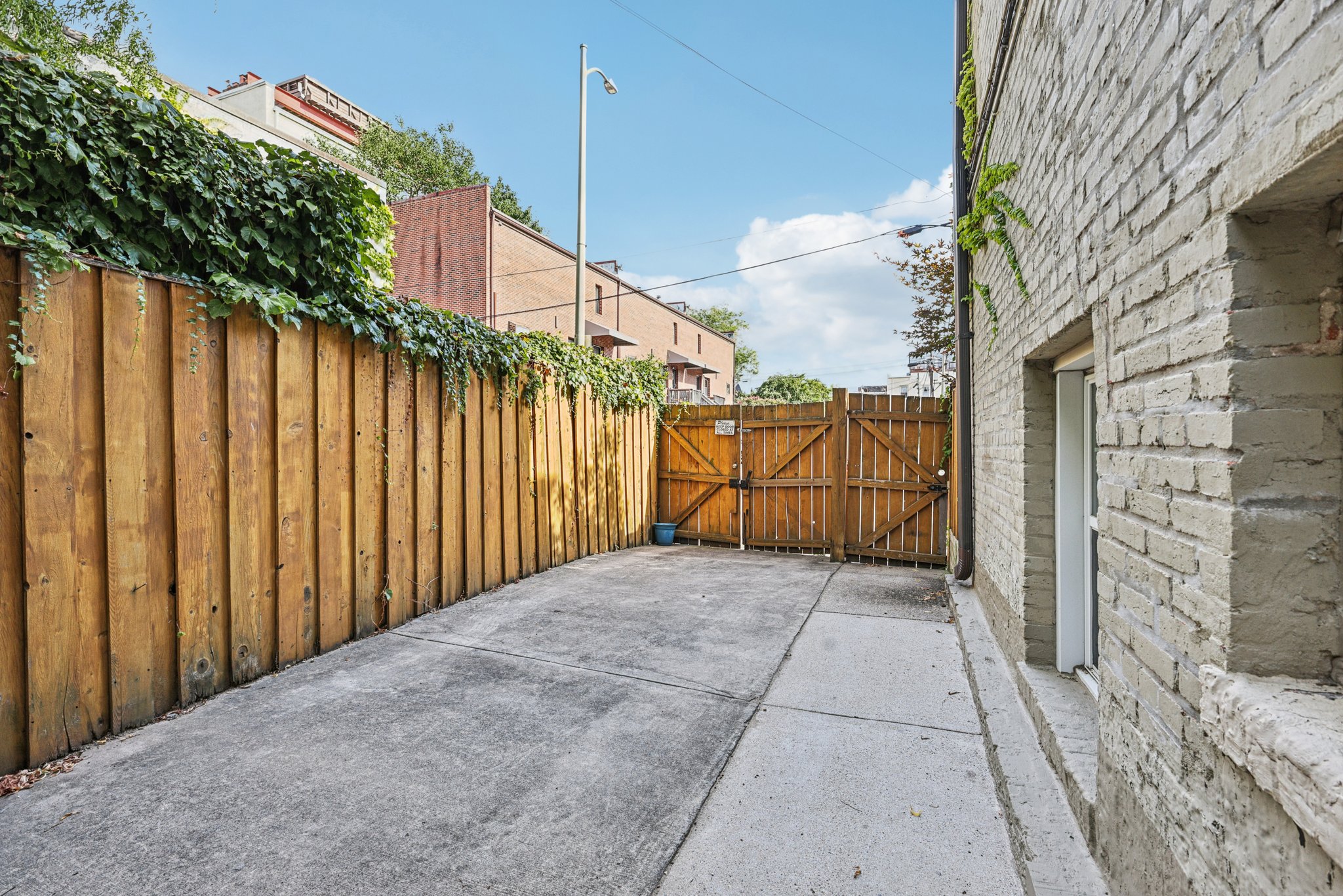 G St NE 304-S2608-018.jpg