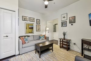 G St NE 304-S2608-006.jpg