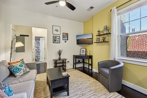 G St NE 304-S2608-010.jpg