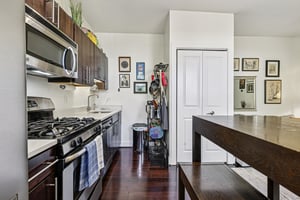 G St NE 304-S2608-012.jpg