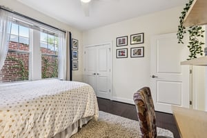 G St NE 304-S2608-017.jpg