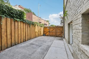 G St NE 304-S2608-018.jpg