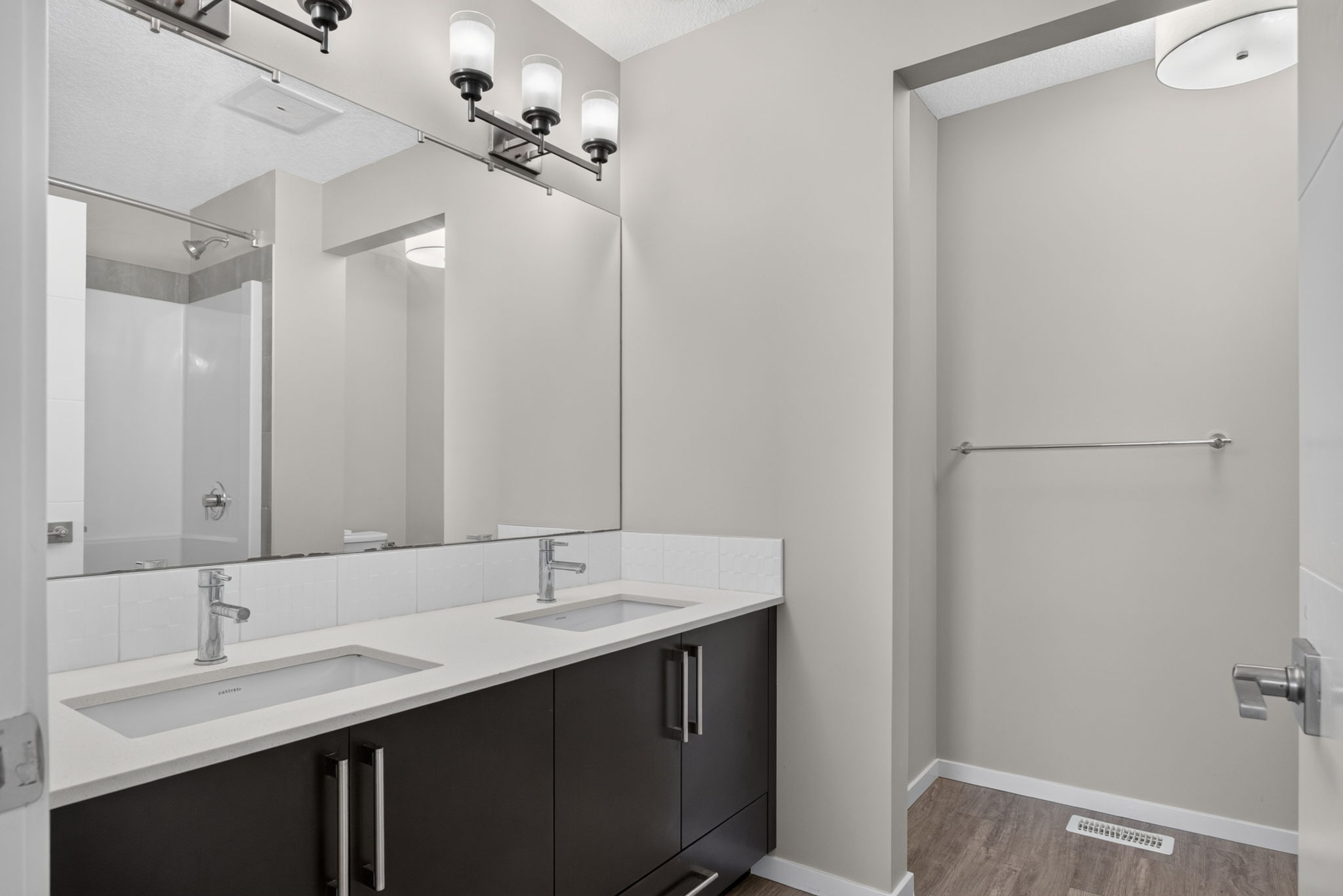 Double-vanity ensuite with quartz counters