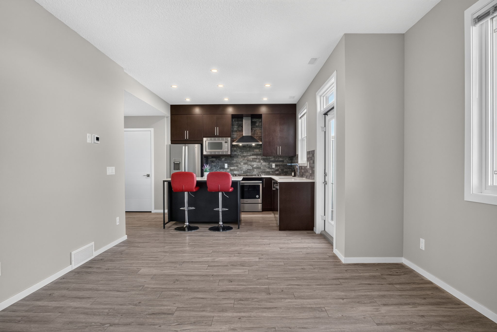 Start the 3D walkthrough of 203, 315 Redstone Walk NE