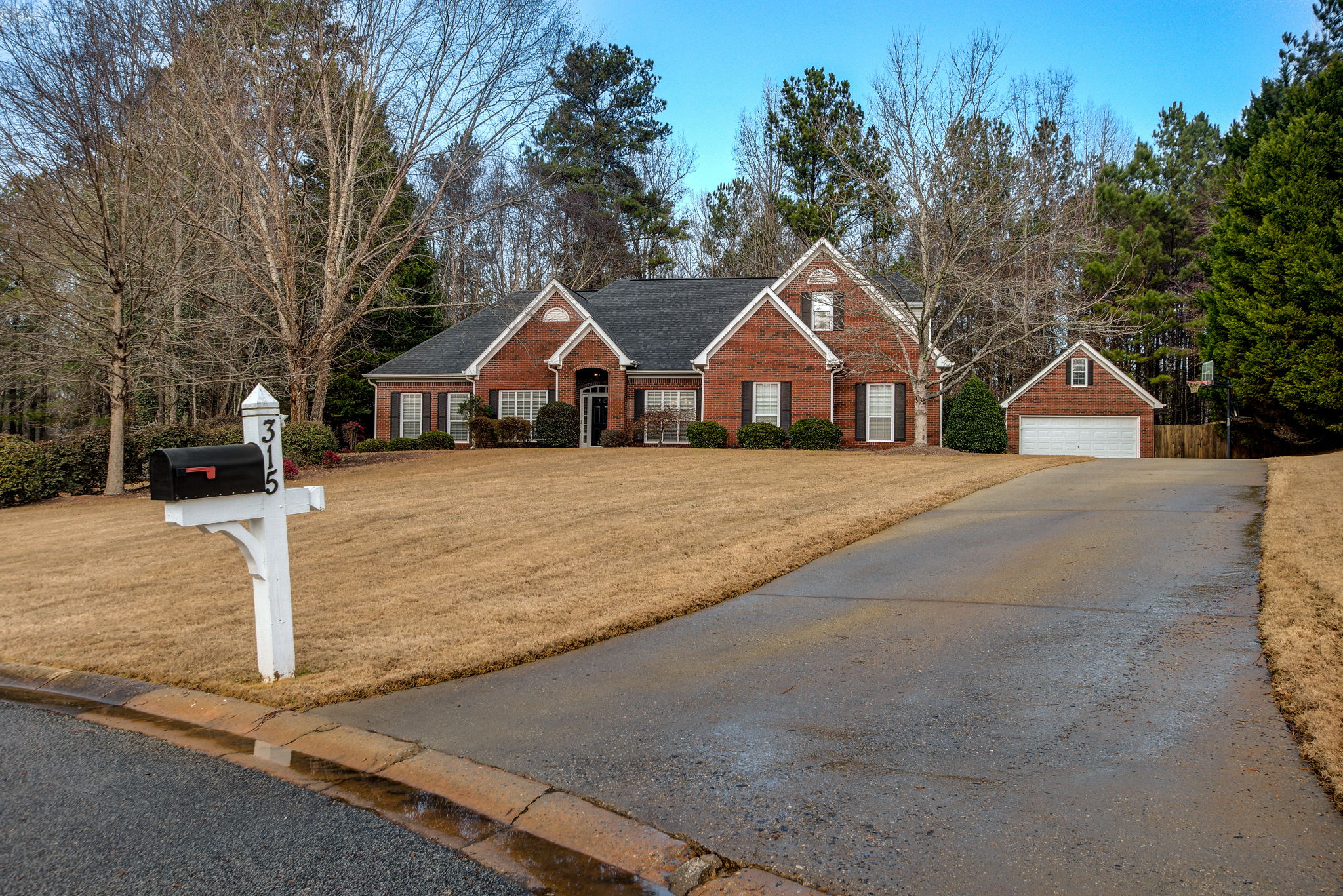 4 Exterior Front D w Driveway