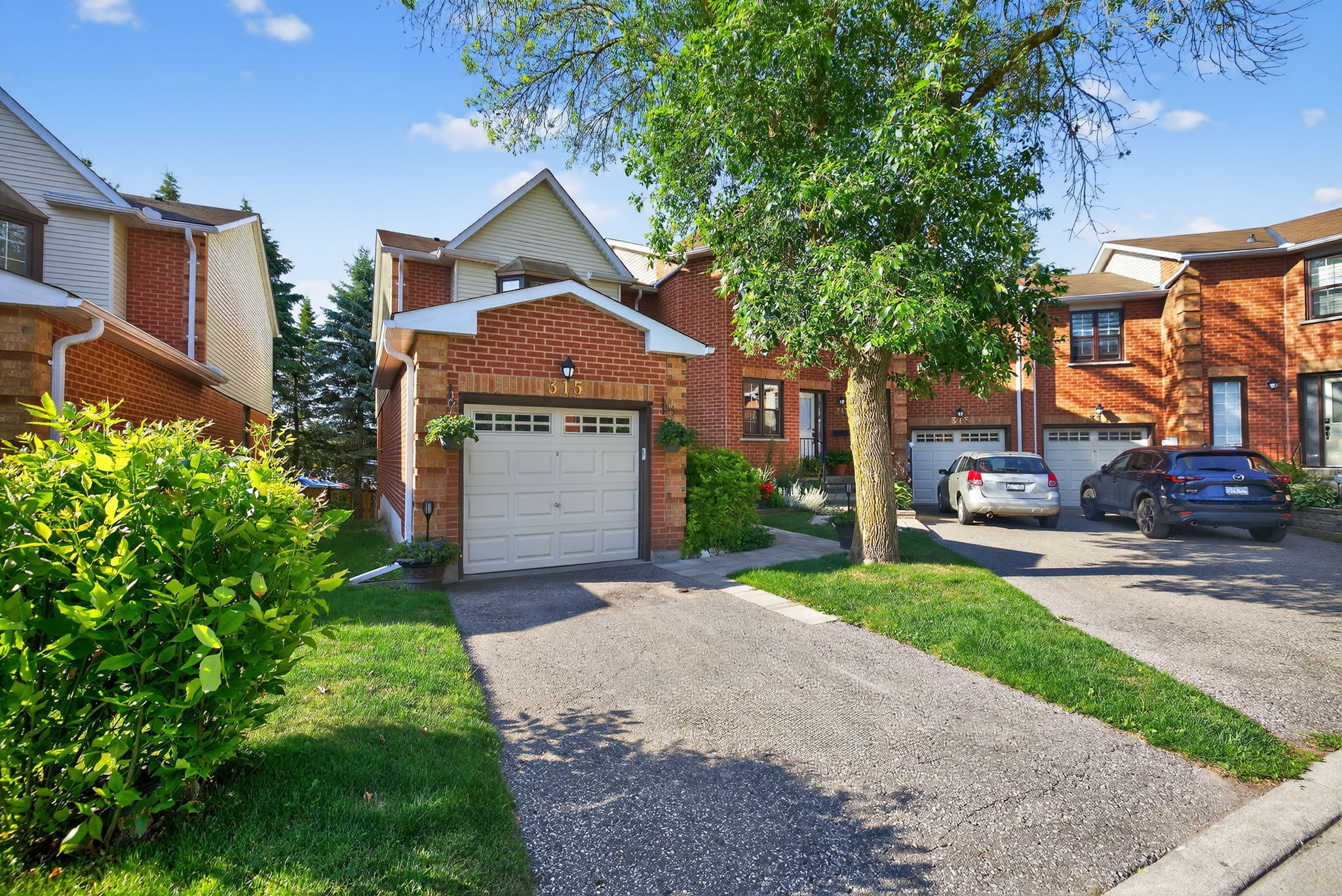 315 Wilkes Ct Aurora, ON L4G 6G7