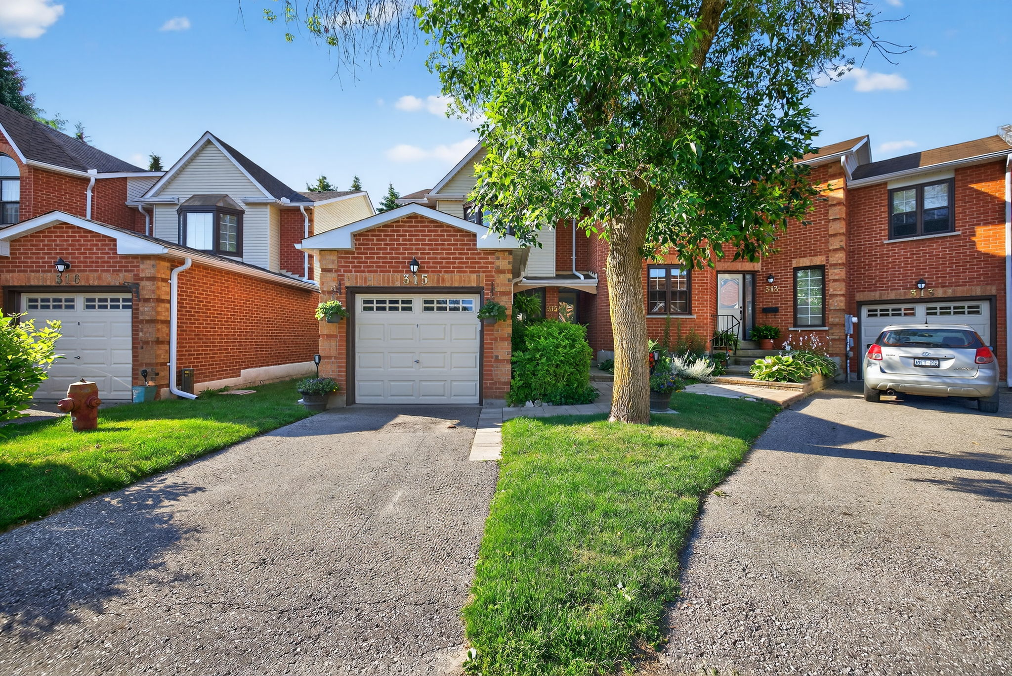 315 Wilkes Ct Aurora, ON L4G 6G7