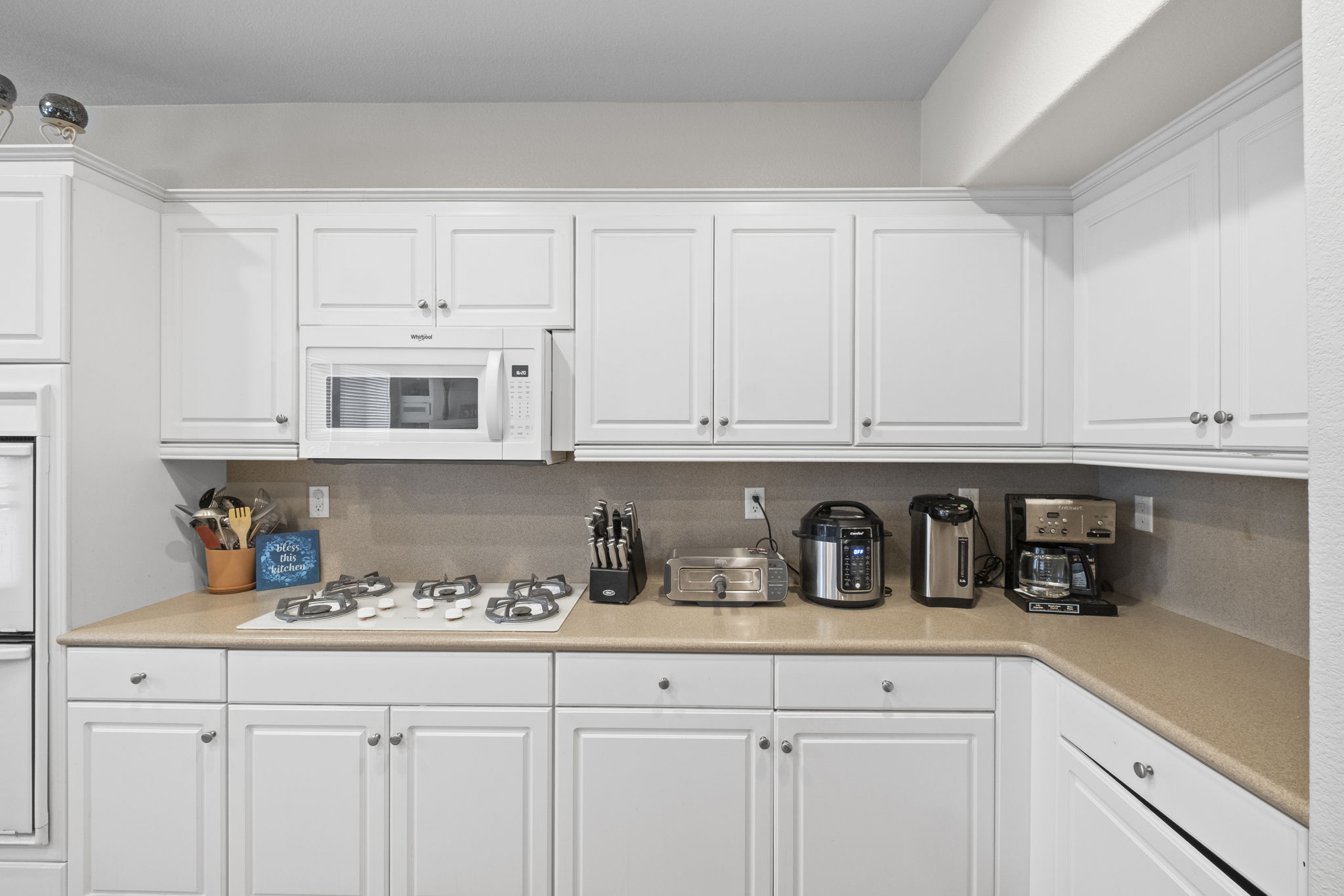 31534 Borega Rd, Murrieta, CA 92563 - Kitchen with Island and dining area