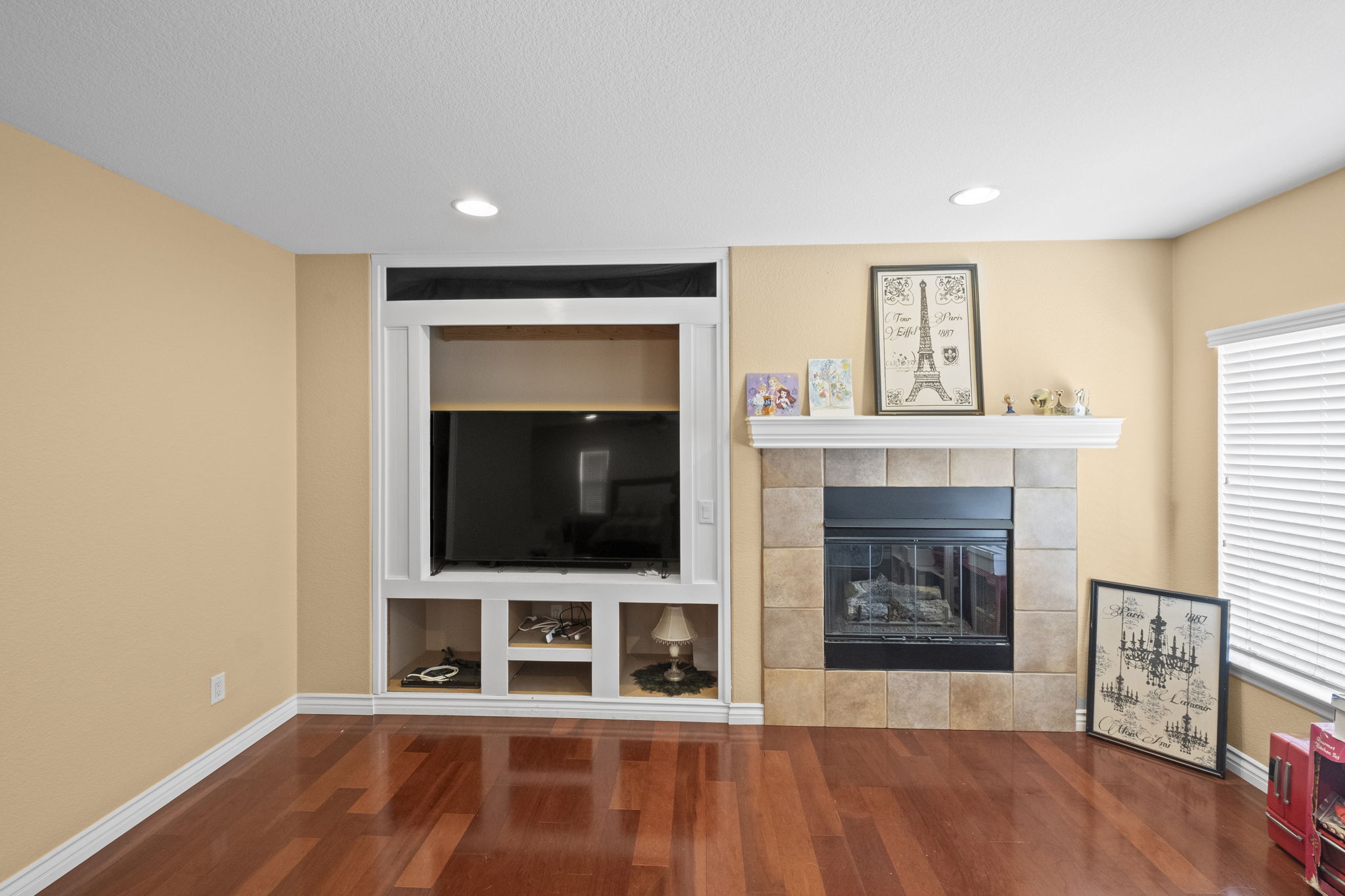 31534 Borega Rd, Murrieta, CA 92563 - Large primary bedroom with a well‑appointed ensuite, with fireplace