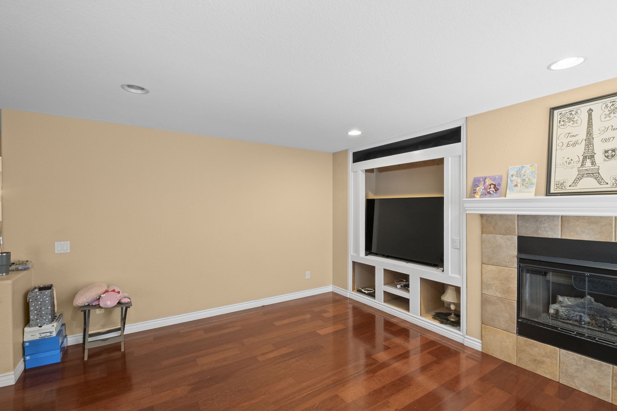 31534 Borega Rd, Murrieta, CA 92563 - Large primary bedroom with a well‑appointed ensuite, with fireplace