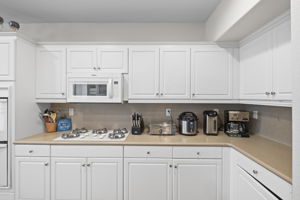 31534 Borega Rd, Murrieta, CA 92563 - Kitchen with Island and dining area