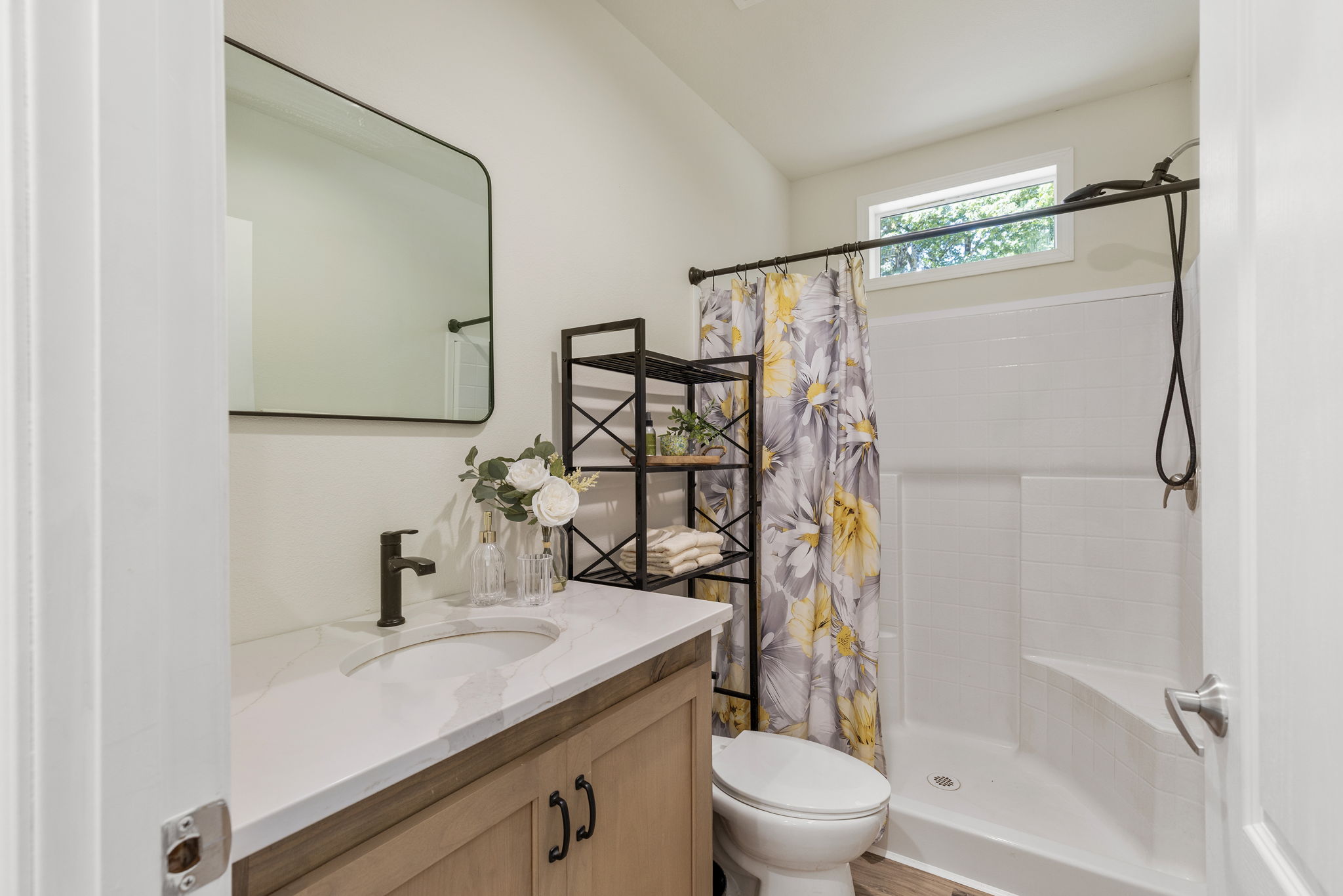 Guest 3/4 bath.
